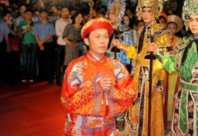 Hoài Linh thành tâm kính vái trong lễ giỗ tổ sân khấu