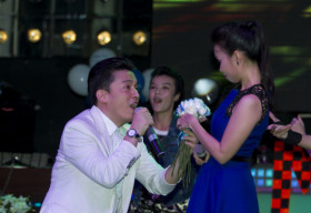 Lam Trường quỳ gối tặng hoa Cẩm Ly trên sân khấu