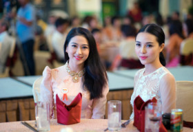 Á hậu Trà Giang rạng rỡ trong buổi đấu giá từ thiện của phó Chủ tịch nước