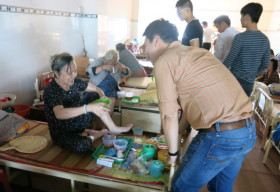 Bữa cơm ấm áp nghĩa tình nghệ sĩ tại chùa Lâm Quang