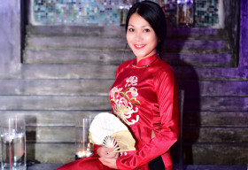 Đinh Y Nhung rực rỡ áo dài tại LHP Quốc tế Hà Nội