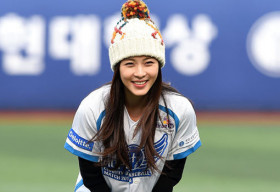 Ha Ji Won trẻ trung tham gia ném bóng chày từ thiện