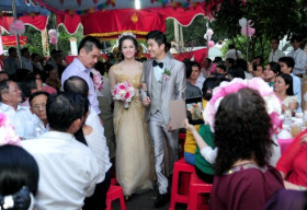 Nhật Kim Anh tổ chức đám cưới tưng bừng tại quê nhà