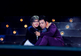 Vỹ Khang bật khóc khi song ca cùng má Hồng Nga