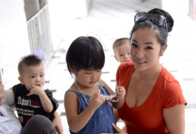 Thúy Nga thư thả đi từ thiện sau “sóng gió”