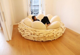 Thiết kế giường mới lạ từ tổ chim và gối hình trứng mềm