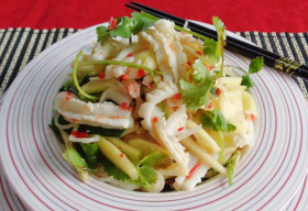 Gỏi mực táo xanh lạ miệng mà hấp dẫn