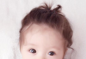 Con gái Elly Trần buộc tóc ngộ nghĩnh trông giống hệt bé Harper