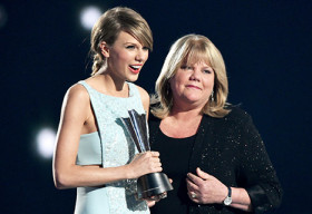 Taylor Swift xúc động nghẹn ngào khi được mẹ trao giải thưởng lớn