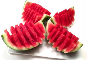 Cách bổ và xếp dưa hấu đơn giản mà đẹp