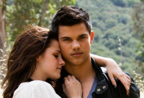 Taylor Lautner an ủi Kristen Stewart sau tin Robert đính hôn