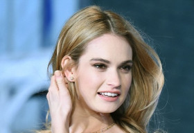 “Lọ Lem” Lily James khổ sở vì bộ đầm Cinderella