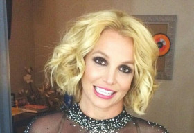 Britney Spears tươi rói khoe giải thưởng