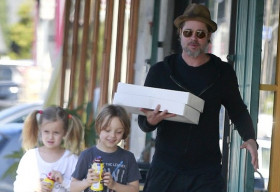 Brad Pitt ngọt ngào chăm sóc con sinh đôi