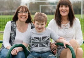 Cha chuyển giới, cậu bé có 2 người mẹ