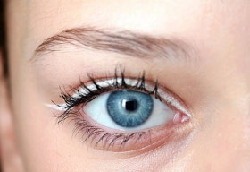 Eyeliner trắng – Tất cả những gì bạn cần cho đôi mắt hè này