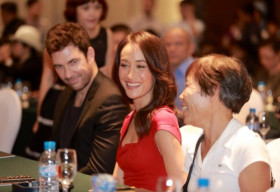 Maggie Q được chồng và mẹ ruột ‘hộ tống’