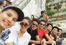 Dương Đình Trí khoe ảnh du hí Thái Lan cùng đoàn nghệ sĩ bước chân hai thế hệ