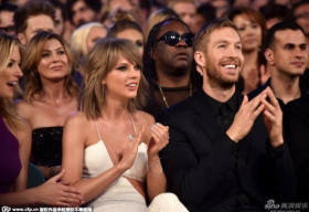 Taylor Swift ăn mặc gợi cảm, ôm hôn bạn trai ở Billboard Awards 2015