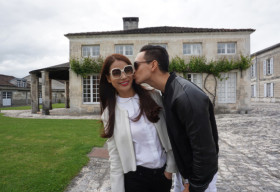 Kim Lý chu môi hôn Trương Ngọc Ánh giữa không gian lãng mạn nước Pháp