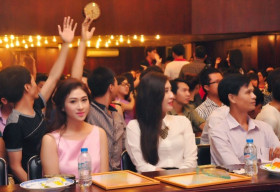 Miss Ngôi Sao Thùy Trang sang trọng và lộng lẫy khi làm khách mời trao giải nét đẹp sinh viên Công Nghiệp lần V