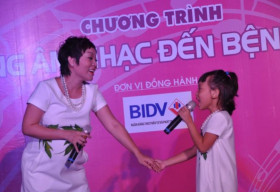 Thái Thùy Linh mang bầu 8 tháng vẫn đi hát cho bệnh nhân nghe