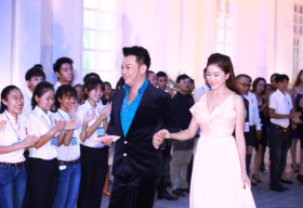 Vỹ Khang sánh bước cùng người đẹp Miss Ngôi Sao Thuỳ Trang tại lễ trao giải “Dải Băng Đỏ 2015”