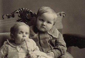 Hãi hùng bình sữa “chết người” cho trẻ thời xưa