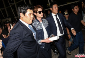 Lee Jong Suk gây náo loạn tại sân bay Hồng Kông