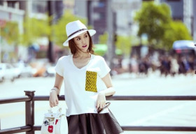 Ngọc Trinh trẻ trung dạo phố