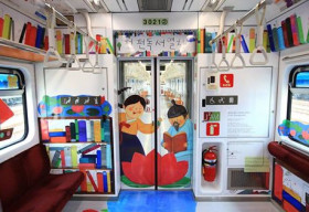 Tàu điện ngầm đọc sách ở thủ đô Seoul