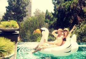 Taylor Swift mặc bikini gợi cảm đùa nghịch cùng Calvin Harris