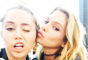 Miley Cyrus bị nghi hẹn hò đồng giới với thiên thần Victoria’s Secret