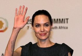 Angelina Jolie trông rất quyền lực trong vai trò đại sứ LHQ