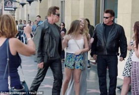 Arnold Schwarzenegger hóa trang kinh dị để dọa fan