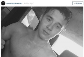 Brooklyn Beckham khoe ngực trần trên Instagram