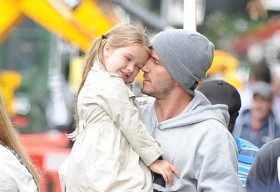 Harper Seven ngượng ngùng khi được bố Beckham hôn lên má