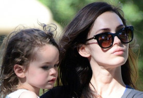 Con trai Megan Fox xinh như con gái với mái tóc xoăn dài