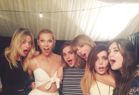 Taylor Swift thân thiết bên Emma Watson, vui vẻ đi chơi tàu với bạn trai
