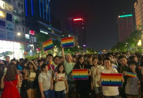 Hàng ngàn người LGBT diễu hành trên phố đi bộ Nguyễn Huệ