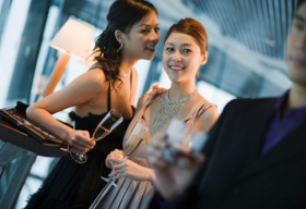 Hở ngực – bí quyết lấy chồng giàu?