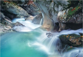Dòng sông màu xanh lơ ở Slovenia