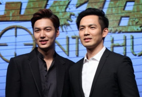 Nam thần Chung Hán Lương đọ sắc cùng Lee Min Ho trên sân khấu