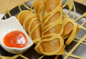 Pancake cuộn xúc xích bò băm kiểu Thái khiến bạn thích mê