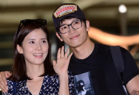 Vợ chồng Lee Bo Young – Ji Sung chào đón con gái đầu lòng