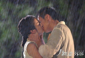 Dân mạng “khai quật” ảnh Kim Tae Hee hôn trai đẹp dưới mưa