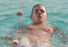 Justin Bieber đi bơi giữa trời đông sau khi tiết lộ còn nhớ Selena
