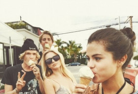Selena Gomez bị bắt gặp đi chơi với “bạn trai tin đồn” mới