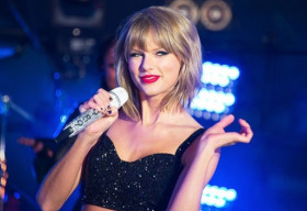 Taylor Swift bán album “nhanh nhất” 10 năm qua