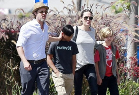 Angelina Jolie – Brad Pitt cực giàu có vẫn đi mua thức ăn bình dân